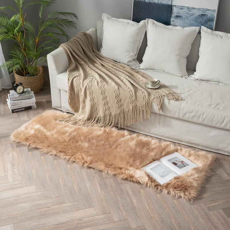 Tapis beige imitation peau de mouton de couleur unie Blakes, Tapis de couloir 2 pi x 8 pi