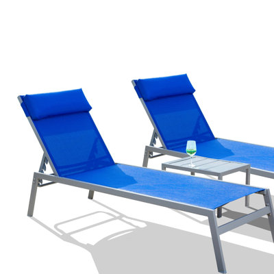 Chaise longue de patio bleue - 3 pièces Réglable, acier et. 5 positions pour se détendre. Convient à une piscine, un balcon ou un jardin. Facile à assembler: 2 chaises + 1 table de construction, bain de soleil confortable et à l'eau