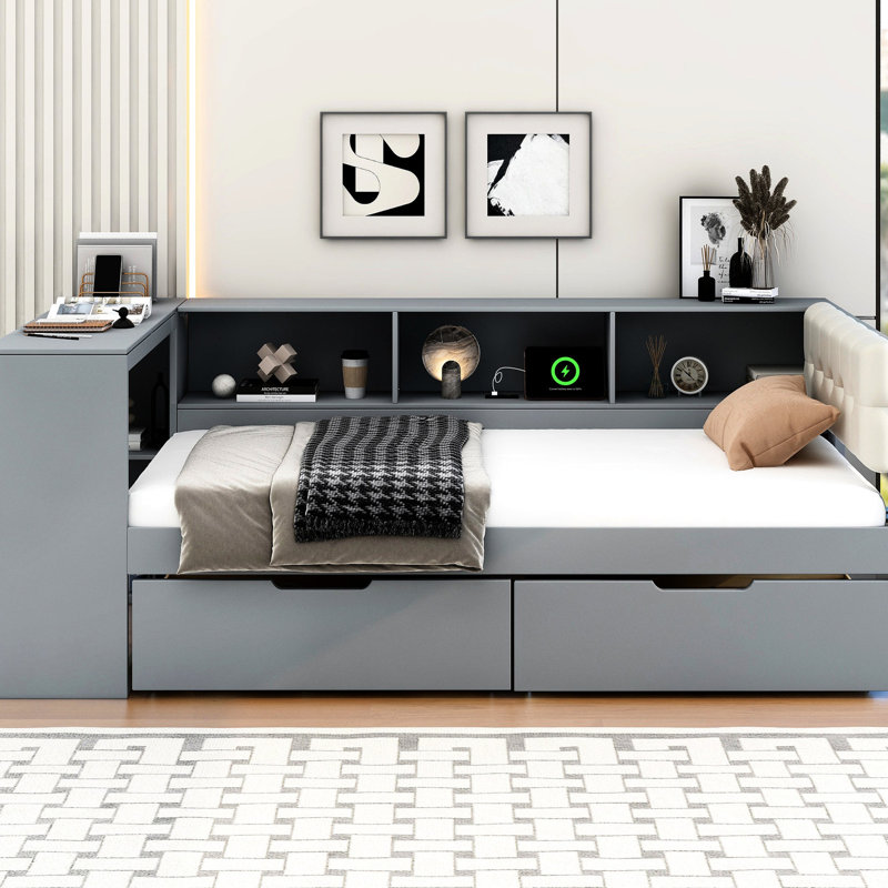 Lit plateforme simple en bois avec tête de lit tapissier gris, espace de rangement et tablettes