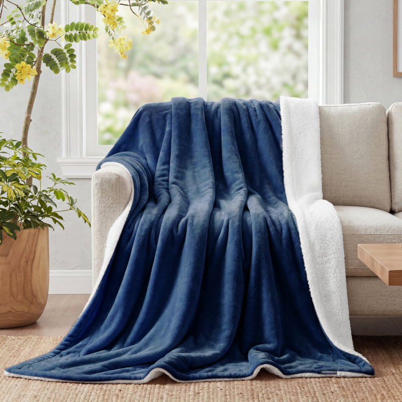 Bedsure GentleSoft™ Sherpa Blanket – Thick All-Season Warm Bed Blanket – Ideal Gift for College Students, Queen, Dark Blue