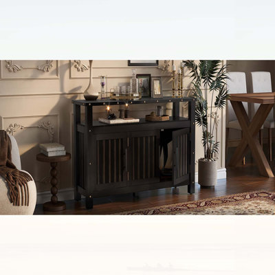Buffet vintage en bois de pin 55,1 po avec rangement à 3 portes, conception à deux niveaux et détails en métal industriel pour une utilisation polyvalente à la maison