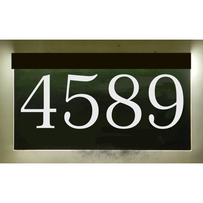 Le panneau d'adresse lumineux se raccorde au système d'éclairage paysager pour mur ou jardin.