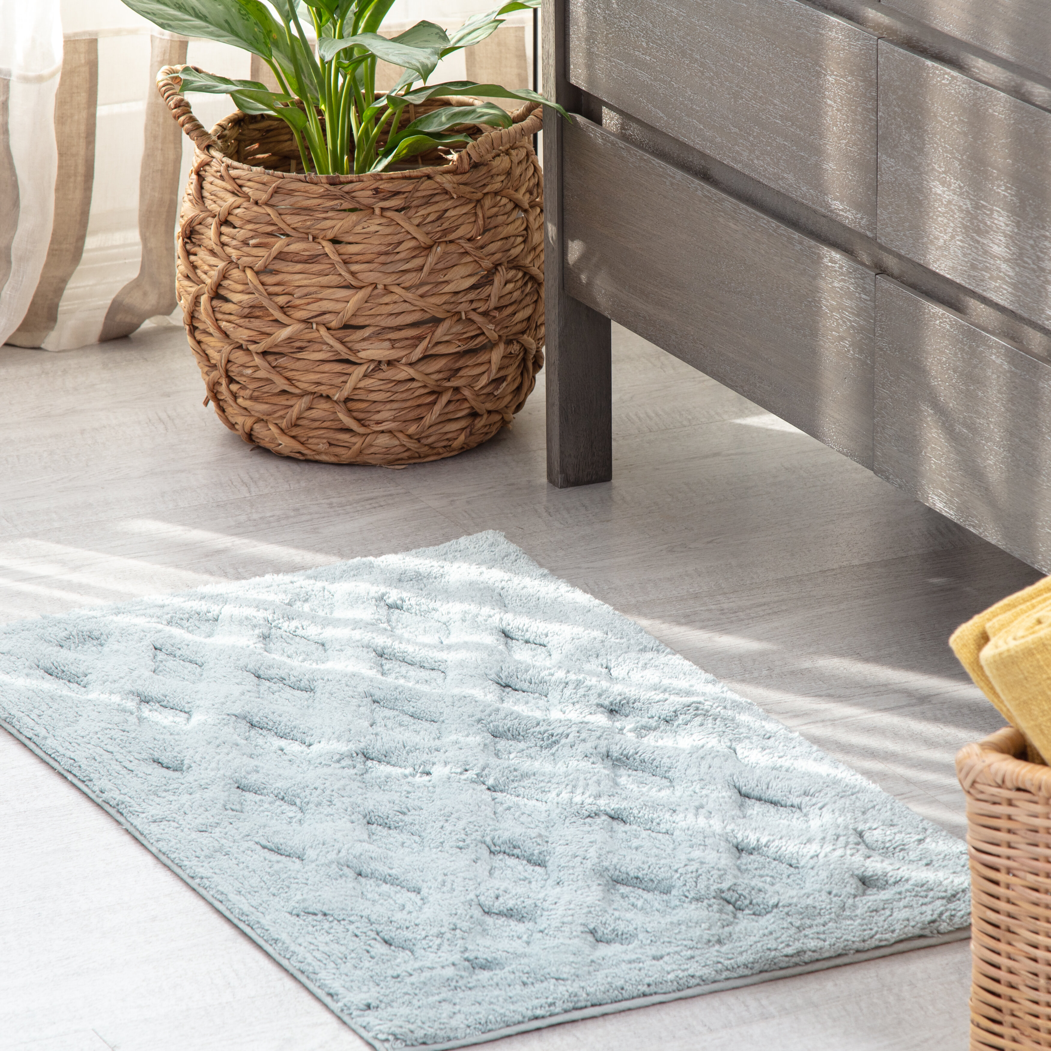 https://assets.wfcdn.com/im/36913500/compr-r85/1454/145424091/raul-100-cotton-bath-mat-with-non-slip-backing.jpg