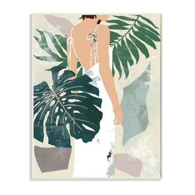 Femme entre palmiers ombragés et plantes tropicales