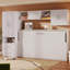 Lit simple peu encombrant en blanc avec plusieurs rangements - tablettes ouvertes, tiroirs, garde-robe intégrée et options de table, conception de chambre compacte