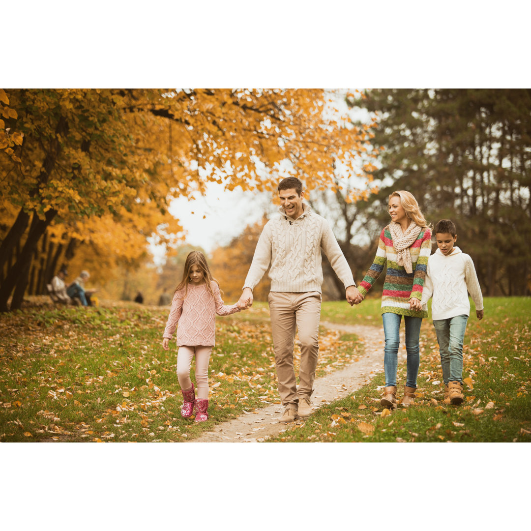 Familie geht durch den Park by Fotostorm - Drucken