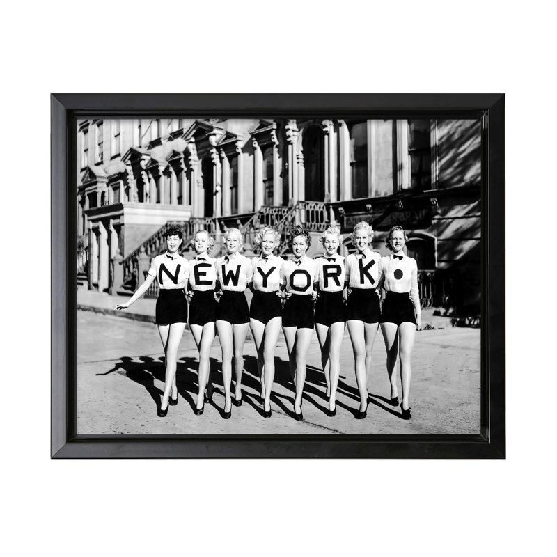 Filles de New York, 08"H x 10"W, Canevas, Cadre noir