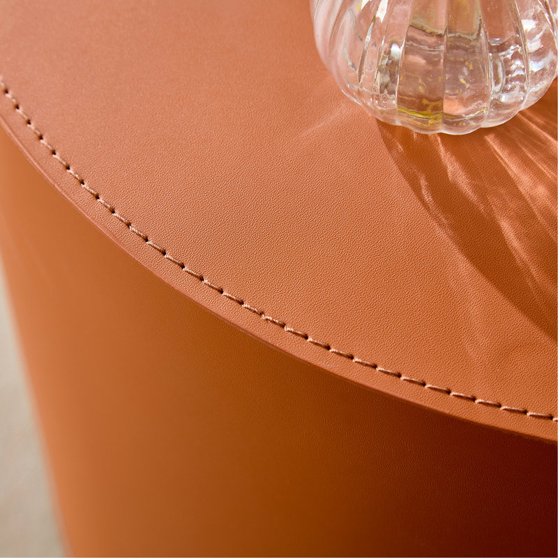 Table en cuir moderne avec panneau de fibres à densité moyenne orange - tailles compactes, idéale pour la décoration du salon et l'utilisation quotidienne