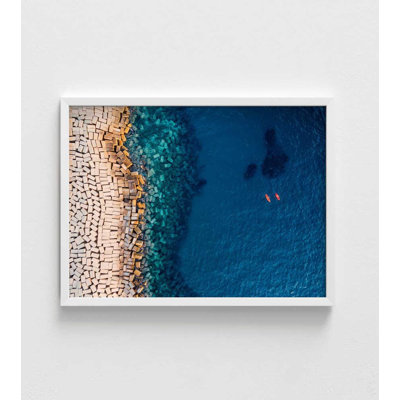 Kayaks sur l'eau bleue - reproduction de photographie côtière aérienne