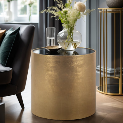 Table d'appoint en bois et en verre de style glamour moderne avec un design contemporain élégant et une forme cylindrique élégante pour un attrait décoratif élégant et un contraste de salon sophistiqué
