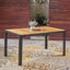 59 tables de salle à manger d'extérieur modernes en bois d'acacia et en fer, résistantes aux éclaboussures et faciles à nettoyer pour des rassemblements élégants.
