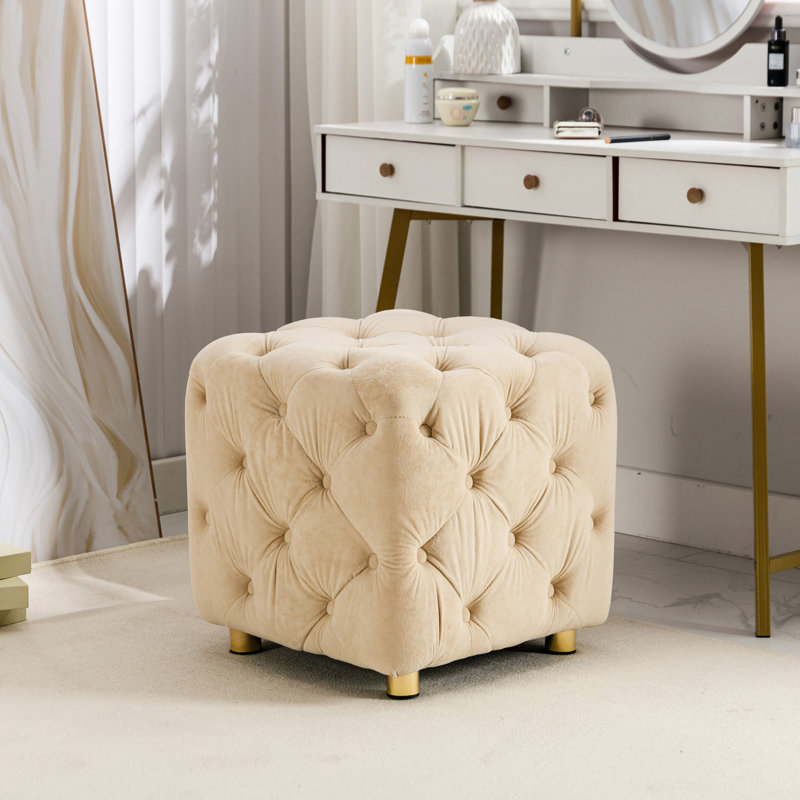 Beige moderne pour le salon - doux et relaxant. Compartiment de rangement dissimulé, repose-pieds confortable. Cadre en bois. Peut être utilisé dans différentes pièces