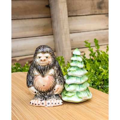 Ensemble de figurine en céramique Bigfoot Cryptid Ape By Pine Tree