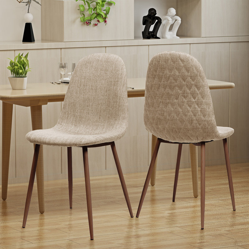 Chaise de salle à manger moderne avec un design ergonomique, une assise confortable pour les repas et les rassemblements de tous les jours.