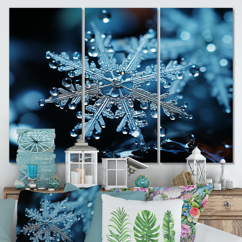 «Blue Snowflake Holiday III - Winter Landscape», art mural, H 28 po x l 36 po x P 1 po, Toile tendue