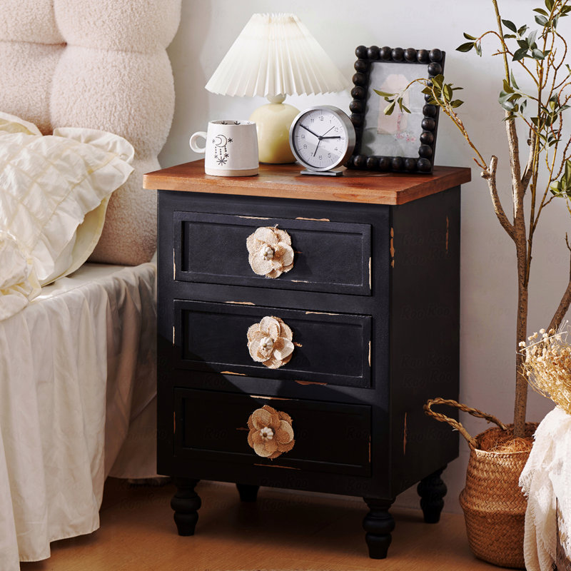Table de chevet 3 tiroirs Vintage Farmhouse - noir patiné + boutons floraux + pieds gourdes (l 19 po x P 14,2 po x H 24,8 po)