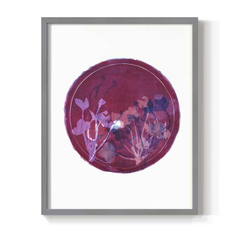«Strawberries and Forg II», reproduction encadrée - bois massif, 30" H x 24" W, Gris