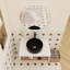 Meuble-lavabo flottant peu encombrant avec lavabo vasque noir mat et rangement ouvert-129696412