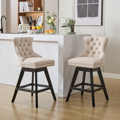 Ensemble de 2 tabourets de bar pivotants en velours beige, chaises de bar rembourrées capitonnées avec garniture cloutée chromée, dossier incurvé et pieds en bois d'hévéa massif, îlot de cuisine style bar pour la maison