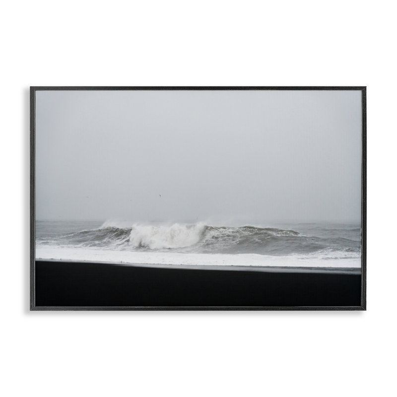 Giclée encadrée par Black Sand Beach Waves, conception de Jade Sharp Photo, H 12 po x l 18 po, Giclée encadrée noir minuit