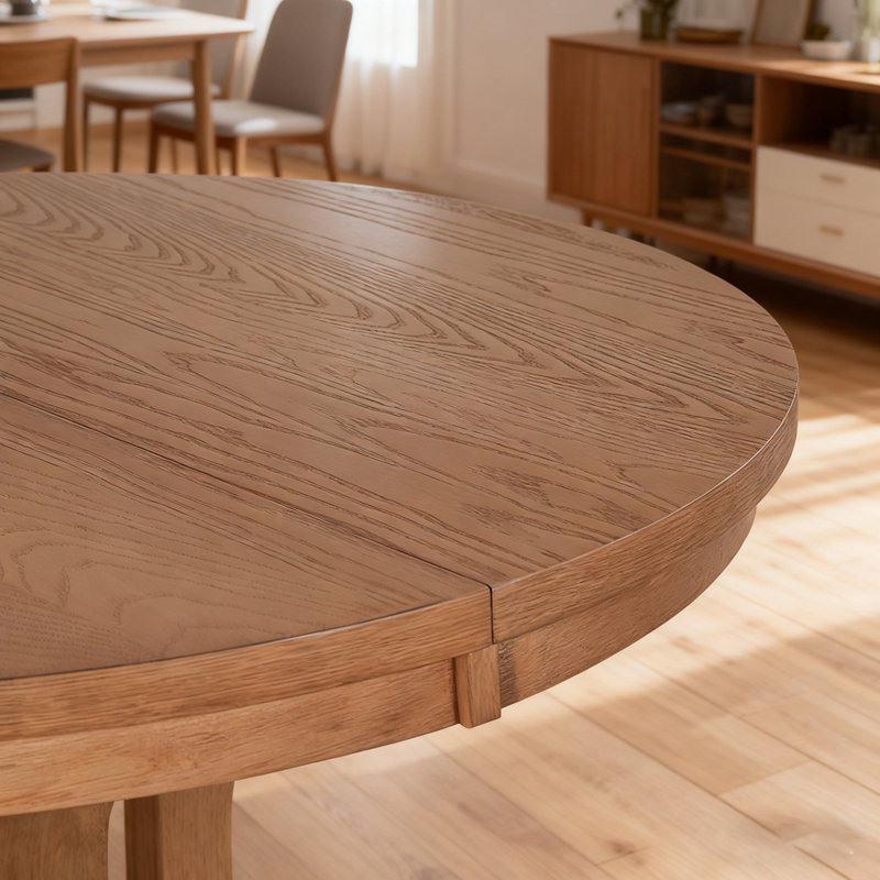Table de salle à manger ovale extensible avec surface lisse, pour le divertissement et l'utilisation quotidienne dans les maisons modernes.