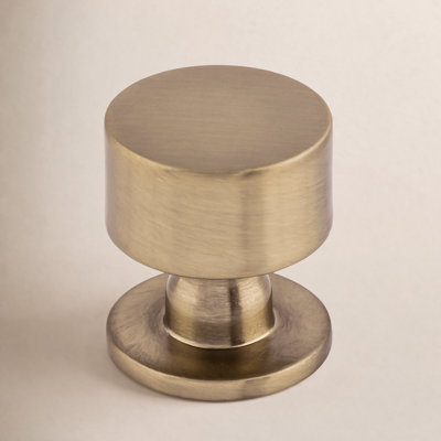 Lily Round Knob