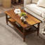 Table basse rectangulaire à 2 niveaux Farmhouse, structure en bois massif avec tablette de rangement et pieds classiques laqués, table de salon facile à assembler pour salon et appartement