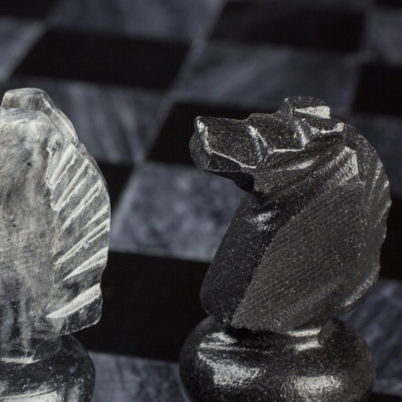 Jeu d'échecs gris fait à la main Besaw