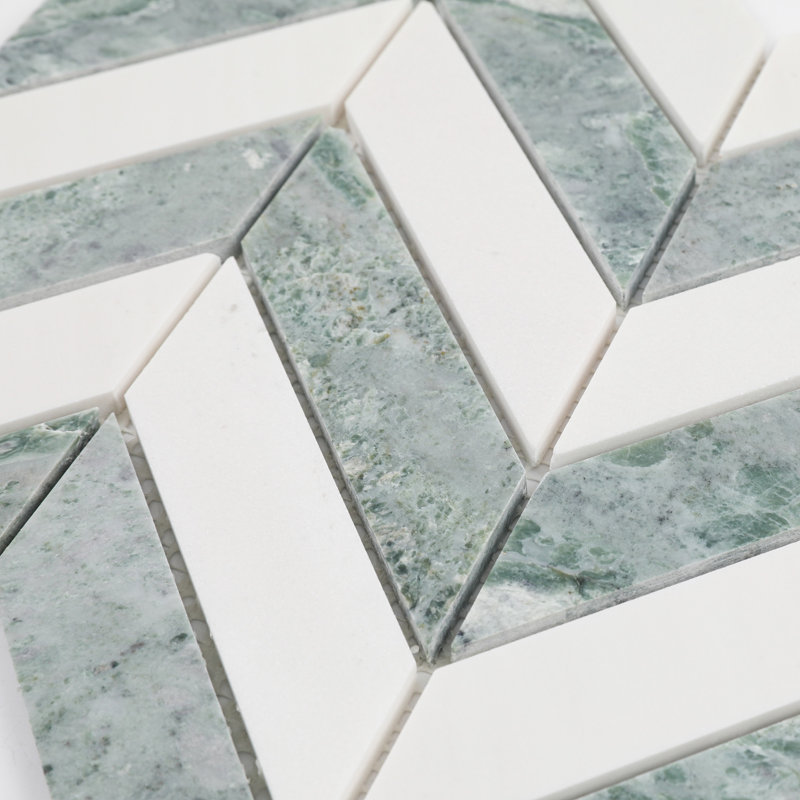 Carreau de mosaïque en marbre aiguisé à motif chevron vert sauge et blanc cristal 14,88 po x 12,72 po 