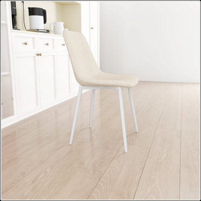 Un ensemble de 4 chaises de salle à manger, de chaises de cuisine modernes, de chaises rembourrées en lin et de robustes chaises de salle à manger en métal blanc. Chaise en tissu