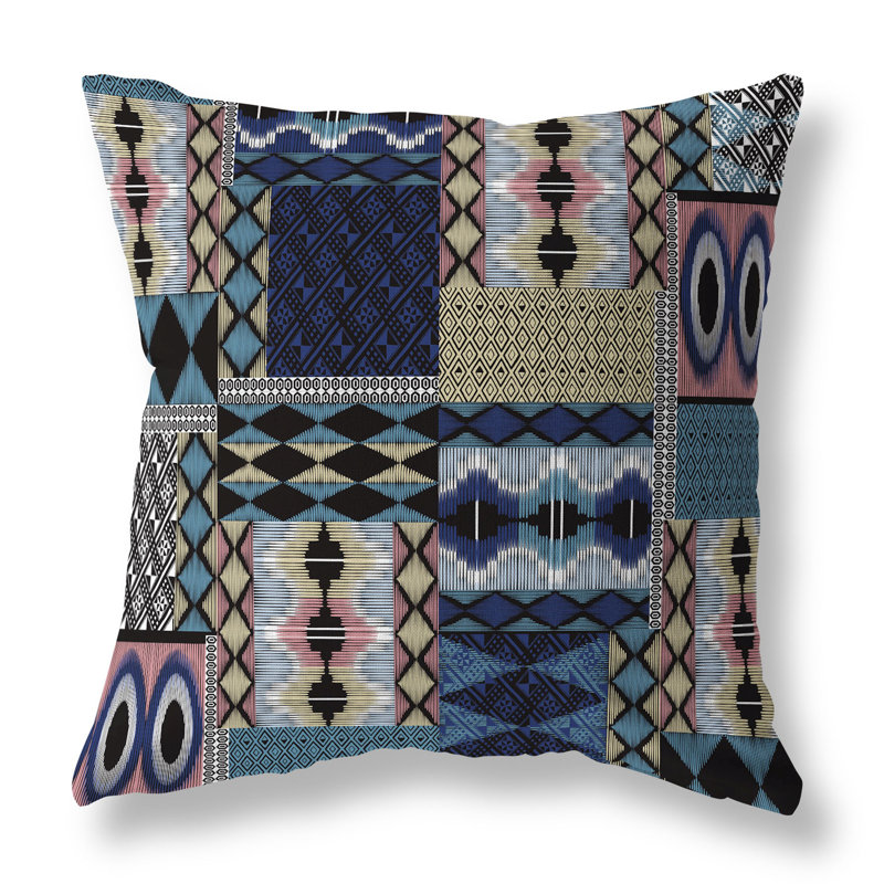 Coussin décoratif intérieur / extérieur Patched Perfection Patchwork, H 18 po x l 18 po, Bleu / rose / patchwork Grullo