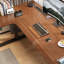 Bureau debout en bois de noyer en L