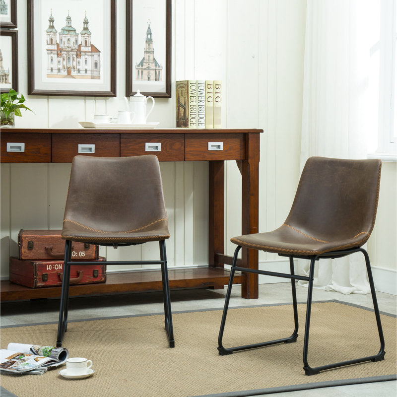 2 chaises de salle à manger de style rétro en cuir de polyuréthane brun antique, assise confortable, pieds en fer noir, l 18,5 po x P 22,25 po x H 31,5 po, couleur. Métal fabriqué à la main. Sièges moulés en plastique.