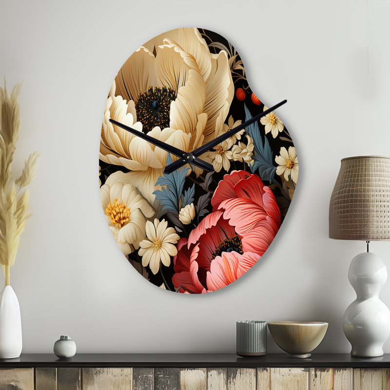 Rouge et beige élégant champ de coquelicots - horloge murale à motif floral unique en métal, impression d'horloge asymétrique rouge