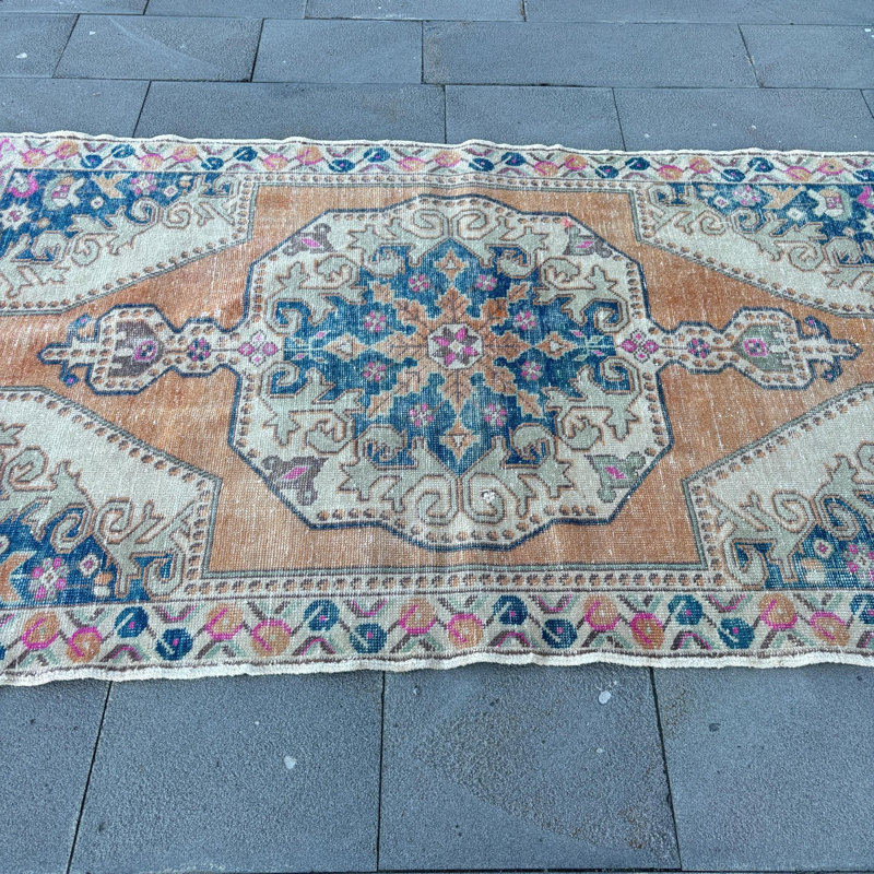 Tapis turc rétro vintage en beige - idéal pour les espaces de salon modernes avec charme bohème antique