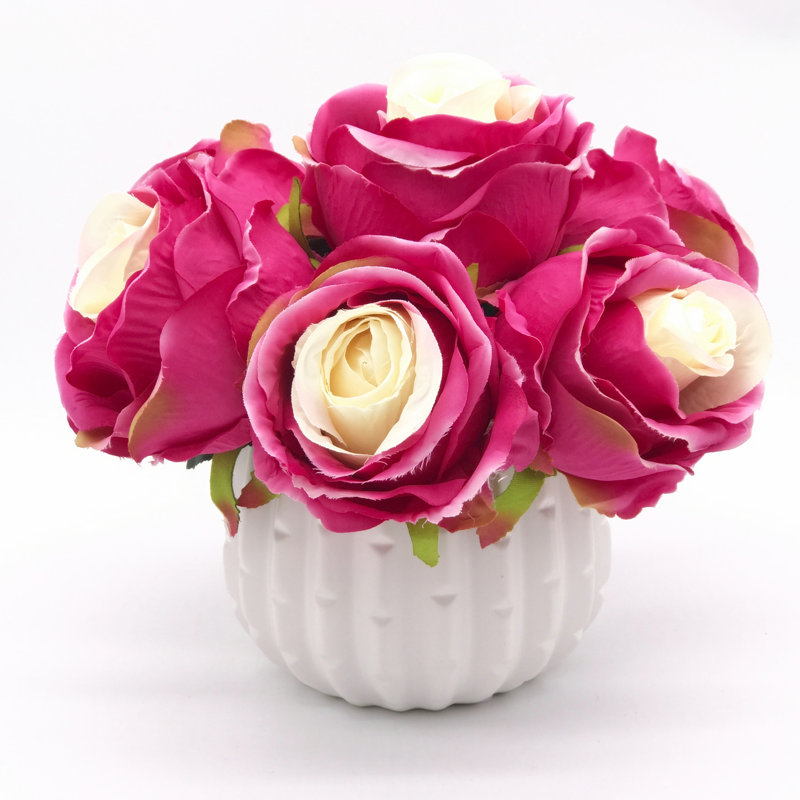 Agencements de roses ouverts artificiels et étagères en vase, Vin rouge