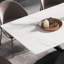 Table de salle à manger en pierre frittée blanche de 63 pouces avec métal noir solide pouvant accueillir 6 personnes. Table rectangulaire de 63 po, base et sièges