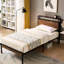 Lit plateforme simple en métal avec repose-pieds et pieds en bois - fixation, option de rangement sous le sommier, pas de sommier nécessaire, assemblage simple et stable, cadre noir et brun, fonctionnalité, surface, requis,
