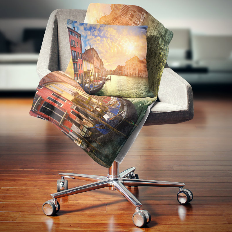 Coussin majestueux au-dessus de Venise - imprimé paysage urbain, 16 po x 1 po, Coussin décoratif