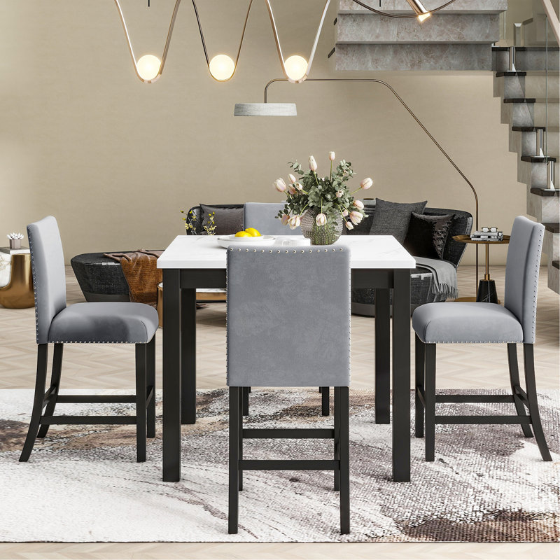Ensemble de table de salle à manger élégante à hauteur de comptoir avec plateau en faux marbre et chaises en velours