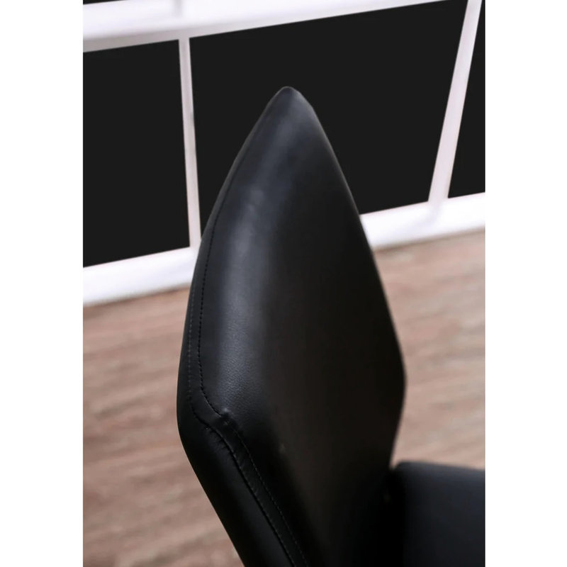 2 chaises rembourrées noires et en forme de Z pour 2 piédestal de salle à manger