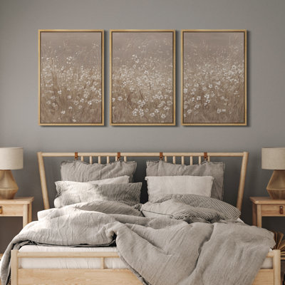 «Neutral Wildflower Field with Soft White Blossoms», reproduction d'art sur toile encadrée 3 pièces