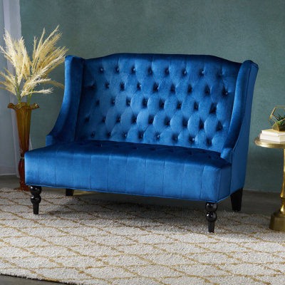 Causeuse exquise avec un design orné moderne, un dossier à oreilles fonctionnel et un intérieur en velours luxueux pour un confort et un style ultimes.