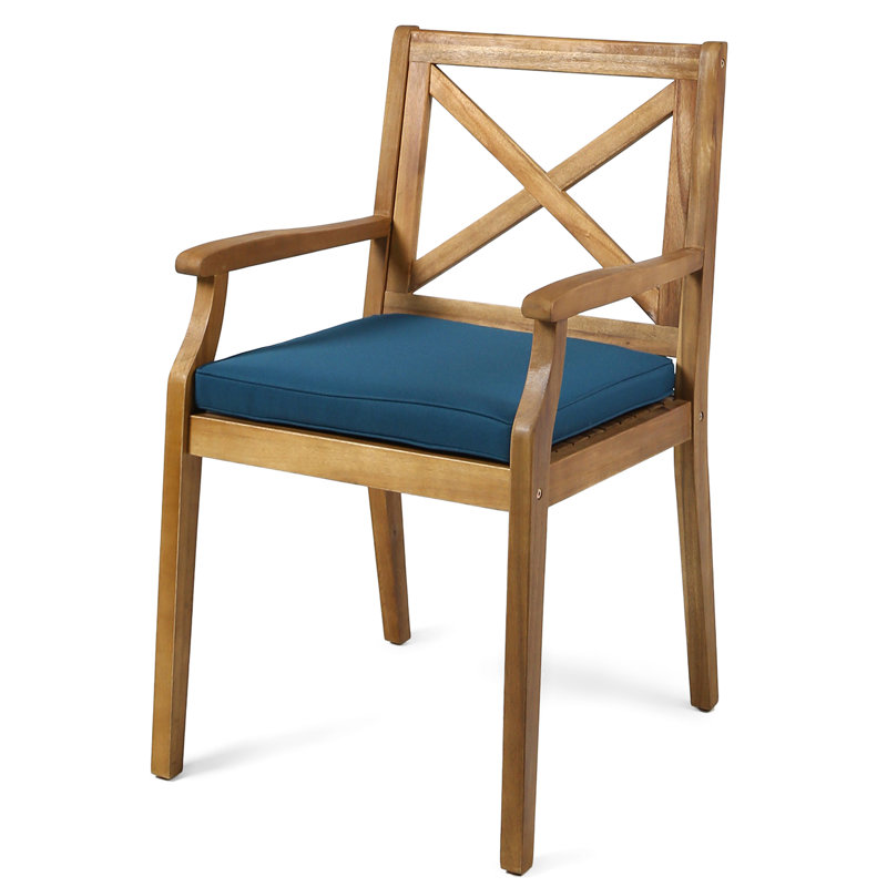 Chaise de salle à manger avec coussins bleus pour s'amuser au bord de la piscine - aspect bois classique, confortable, construction cour, bord de piscine, conception de jardin, construction, eau