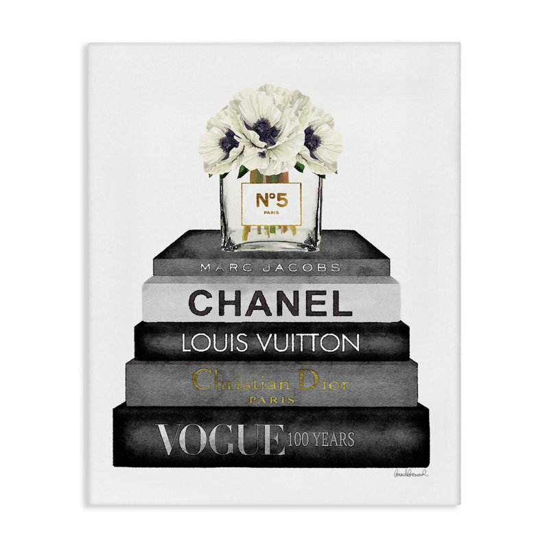 «Fashion Designer Flower Bookstack Black and White», impression, H 20 po x l 16 po, Giclée encadrée noir minuit