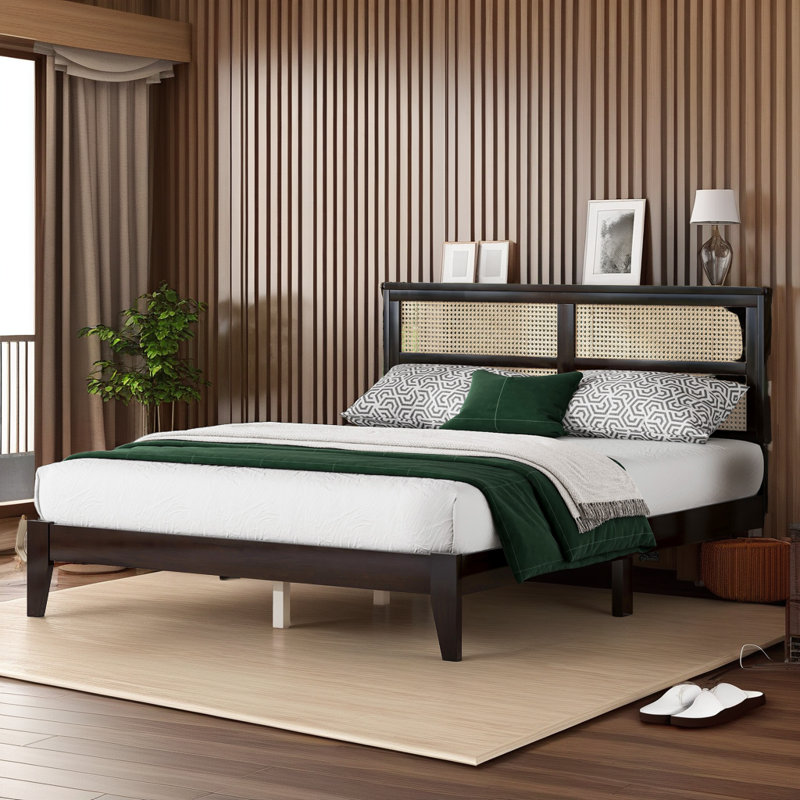 Lit plateforme contemporain en bois et rotin, Brun