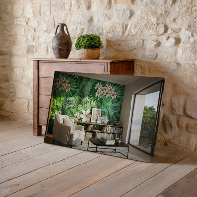 Toile d'un salon confortable avec une grande murale d'art luxuriant de feuilles tropicales et de fleurs délicates dans des tons pastel doux créant une toile d'art mural
