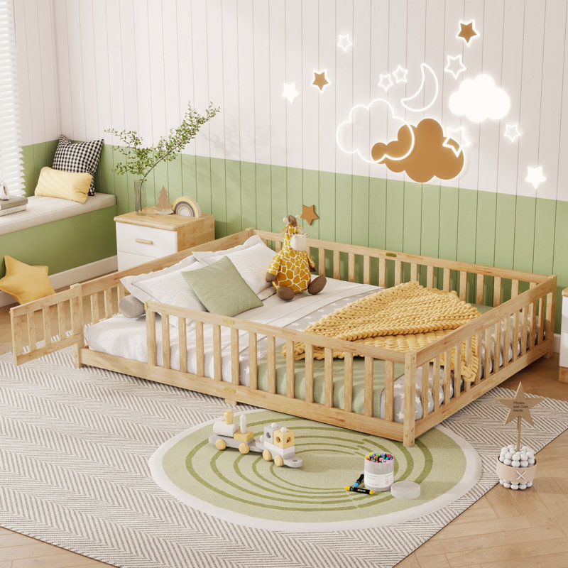 Lit grand format avec clôture, porte, lit en bois d'hévéa avec garde-corps de sécurité, naturel