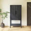 Armoire sophistiquée en placage de chêne avec plusieurs fonctions de rangement