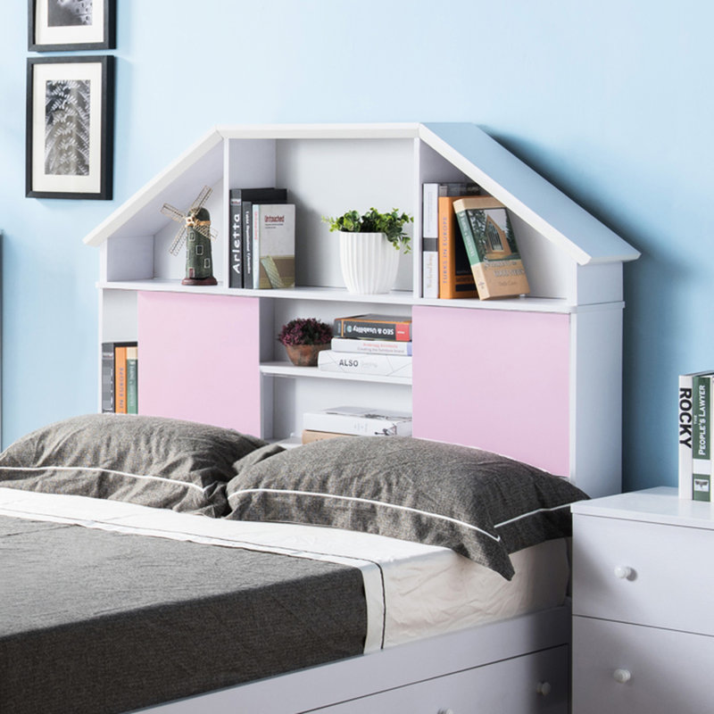 Tête de lit bibliothèque pleine grandeur avec rangement ouvert et fermé, deux portes coulissantes roses, sept tablettes, structure stable à finition blanche et portes basses en faux grain de bois pour esthétique